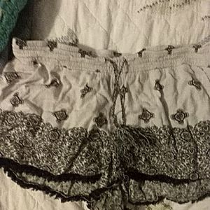 NOBO shorts size Large black and white